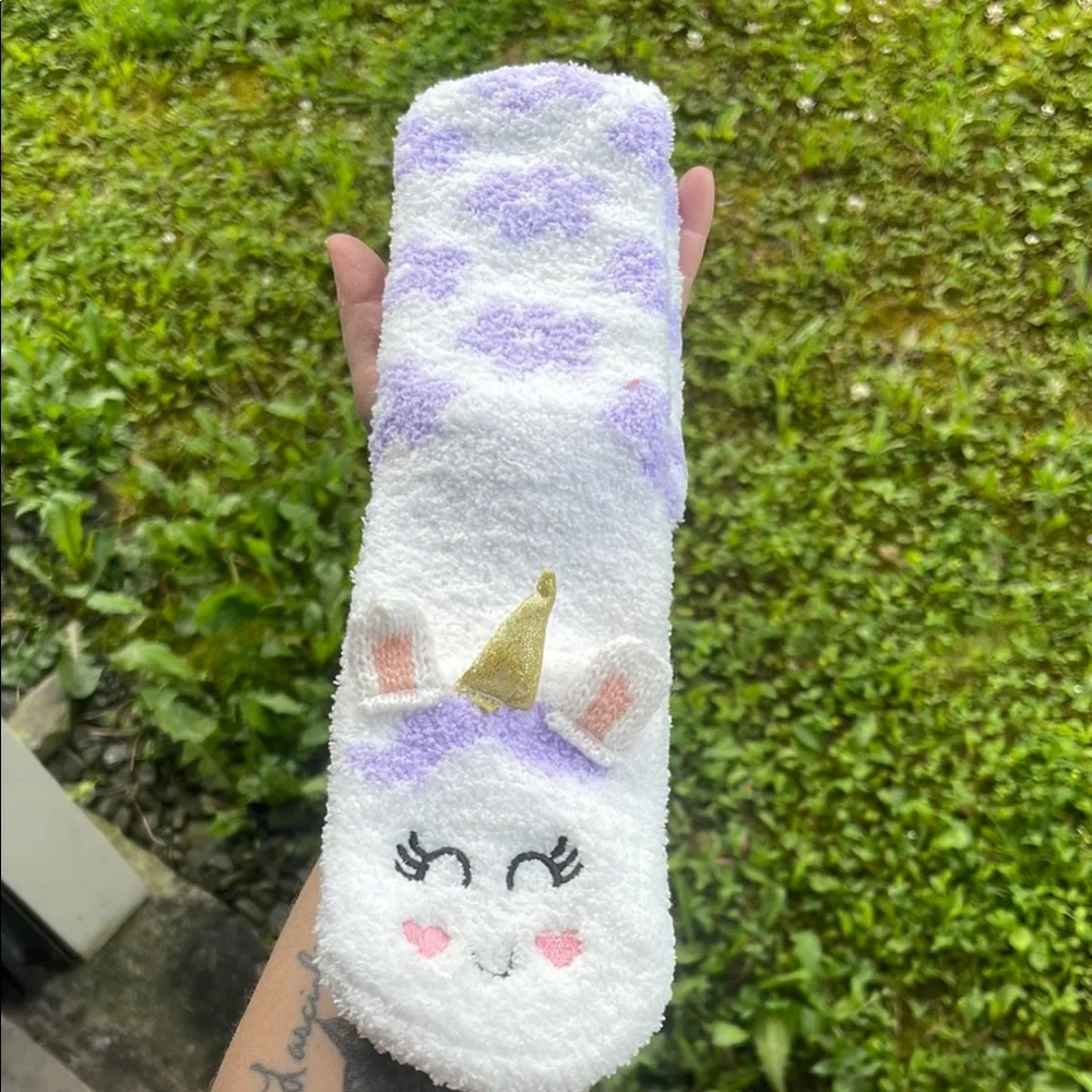 Ale-Hop White Fuzzy Socks with Heart Design - Picture 4 of 8
